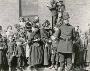 En polismans begravning i London, 1894 av Paul Martin