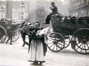 En kvinnlig tidningsförsäljare, London, ca 1890-talet (s/v foto)