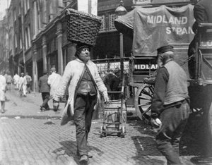 Fiskbärare på Billingsgate Market, London, 1893.