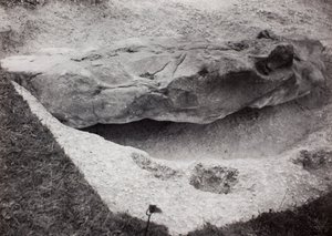 Sten försänkt i gräs av Paul Nash