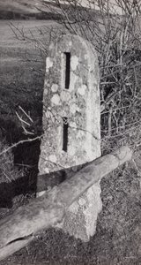 Stenpost av Paul Nash