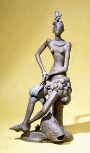 En afrikansk dansare sittande med en stor fisk vid fötterna, en Karlsruhe terrakottafigur