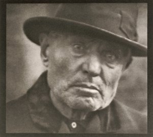 Fotografi - New York [Man - Five Points Square] av Paul Strand