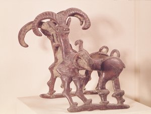 Hästbett dekorerade med två stenbockar, från Lorestan, Iran, 700-700-talet f.Kr. (brons) av Period Neo Elamite