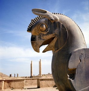 En griffon, legendarisk varelse hälften örn, hälften lejon. Kolumn i Apadana, stor rättssal, övervunnen av dessa huvudstäder, Darius I:s palats, Persepolis, Iran. av Persian School