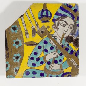 En Safavid Persia cuerda seca keramikbricka från sent 1600-tal som föreställer en man som spelar flöjt i en turban av Persian School