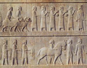 Detalj av relieffrisen på den östra trappan till Apadana (publikens sal) som visar delegater från imperiets undersökta länder med påkostade gåvor för en ceremoni, Achaemenian period, c.515 BC (kalksten) av Persian School