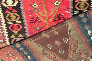 Detalj av två bönemattor (textil) av Persian School