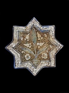 Åttauddig stjärnplatta, Sultanabad, Iran, Il-Khanid-dynastin (keramik)
