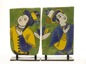 Fragmentära plattor med figurdekor av Persian School
