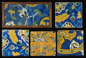 Grupp av Safavid Cuerda Seca-plattor (keramik) av Persian School