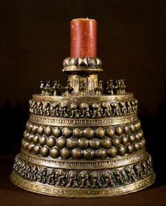 Islamisk konst: bronsljusstake med silverinlägg. Persisk konst från 1100-talet. Kairo, Museum of Islamic Art av Persian School