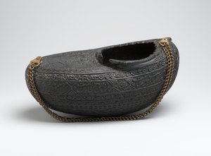 Kashkul, eller tiggarskål, med porträtt av dervischer och en beriden falkonerare, Iran, 1880 (coco de mer skal och kedja) av Persian School