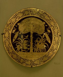 Tallrik med en kant av stiliserade blommor som omger en scen med exotiska djur under ett spridande träd (förgylld brons) av Persian School