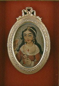 Qajar byst rundell föreställande en utsmyckad kvinna (olja på duk) av Persian School