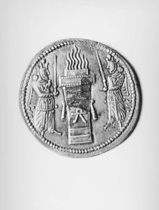 Baksidan av ett mynt av Shapur II (310-79) föreställande ett offereldaltare, Sassanian (silver) (se 142415 för framsidan)
