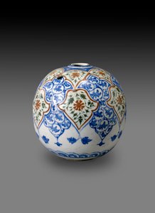 Sfärisk Kahlian Pipe Bowl, troligen tillverkad i Kerman, Iran, sent 1600- eller tidigt 1700-tal (stenpasta med polykrom under glasyr)