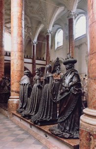 Maximilian I:s grav (1459-1519) vy av fyra bronsfigurer av sörjande personer, möjligen förfäder, släktingar eller samtida, designen tillskrivs Gilg Sesselschreiber. av Peter (workshop of) Vischer