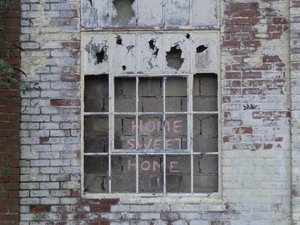 NEWCASTLE HOME-SWEET-HOME, 2016, (FOTO) av Peter McClure