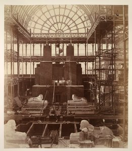 Förberedelser för uppförandet av Colossi of Abu Simbel, Crystal Palace, från "Photographic Views of the Progress of the Crystal Palace, Sydenham"