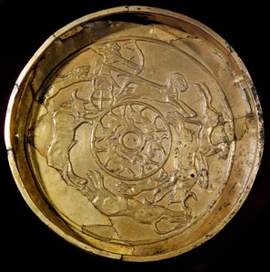 Fenicisk konst: guldfat dekorerad kunglig jaktscen. Från Ras Shamra (Ugarit eller Ougarit) 1300-talet f.Kr. Diameter 19 cm Paris, Louvren av Phoenician
