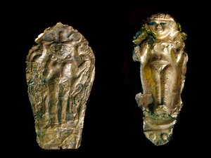 Fenicisk konst: två guldstatyetter hamrar till vänster gudinnan Ishtar (Inanna eller Astarte) på en tallrik, till höger en fertilitetsgudinna med upphöjda armar från platsen för Tink El Beida, Syrien. 1400-talet-1100-talet f.Kr. Paris Louvren
