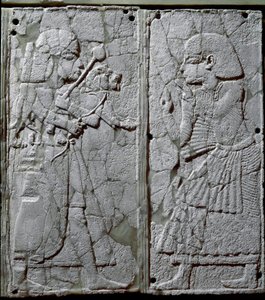 Fenicisk civilisation: sängprydnad dekorerad med en elfenbensfärgad lågrelief som representerar en vakt som presenterar ett lejon för kungen. Från platsen för Ugarit eller Ugarit, forntida syrisk citat på Tell de Ras Shamra. 1300-talet f.Kr. Sön 24 cm Dama av Phoenician