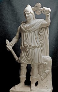 Feniciernas civilisation: Mithraisk gudom som håller en fackla och en dubbelyxa. 2:a eller 3:e århundradet e.Kr. Marmor skulptur. Dämpa. 87 cm. Paris, Louvren