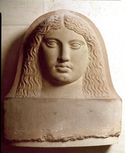 Feniciernas civilisation: kvinnans huvud snidat på en fenicisk sarkofag. 4:e århundradet f.Kr. Reliefstrumpor i marmor. Dämpa. 72 cm Paris, Louvren