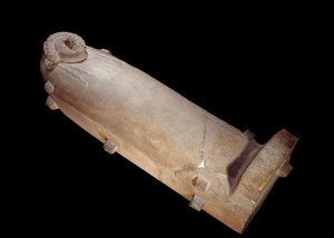 Phoenicia: sarkofag med människohuvud i vit marmor från Tripoli, Libanon. Sön 2,1 m Paris, Louvren av Phoenician Phoenician