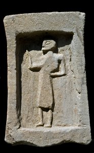 Fenicisk konst: punisk begravningsstele i gres med relief av gående karaktär. Från utgrävningarna av Motia (Motia, Mozzia eller Motia). 600-talet f.Kr. Tunis, Musee du Bardo Tunisien
