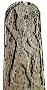 Fenicisk konst: kalkstensstele av guden Baal i blixten. (Gud krigare som skyddar kungen) Skulptur från 1800- eller 1700-talet f.Kr.,. Från Ras Shamra (Ugarit eller Ougarit) Dim 142 cm Paris, Musee du Louvre