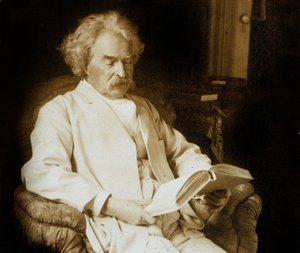 Mark Twain (Samuel Langhorne Clemens 1835-1910) amerikansk författare, här läser, c; 1910