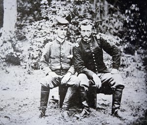 Porträtt av löjtnant George A. Custer (1839-1876) (hattlös) med sin krigsfångelöjtnant Washington från den konfedererade armén, fångade i maj 1862 (s/v foto) av Photographer American