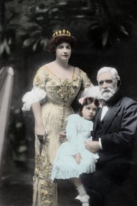 Den australiensiska sångerskan Nellie (Nelly) Melba (1861-1931) med sin far och en oidentifierad liten flicka. Melbourne, tidigt 1900-talsfotografi
