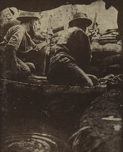 Australiska soldater i en vattenfylld gevärsgrop, Sanananda, Nya Guinea, andra världskriget av Photographer Australian