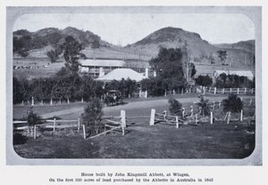 Hus byggt av John Kingsmill Abbott, i Wingen, på de första 330 hektar mark som köptes av Abbotts i Australien 1843 (s/v foto) av Photographer Australian