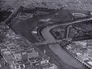 Melbourne: En flygbild över Jolimont Railway Yards och floden Yarra, med en liten del av staden och Richmond i fjärran (svart/vitt foto) av Photographer Australian