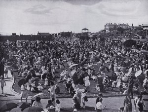 St Kilda Beach, Melbournes populära badort, visar gräsmattorna (s/v foto) av Photographer Australian
