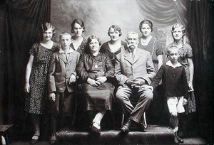 Familj med många barn, tidigt 1900-tal (foto)