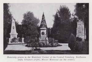 Hedersgravar i musikerhörnan på Central Cemetery, Beethoven (vänster), Schubert (höger), Mozart Memorial (i mitten) (s/v foto)