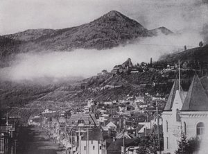 Allmän utsikt över Rossland, som visar Le Roi-gruvan (s/v foto) av Photographer Canadian