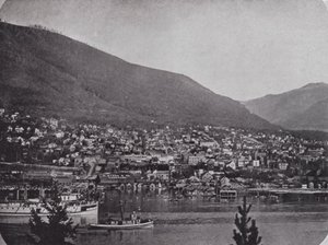 Nelson, från andra sidan Kootenay River (s/v foto) av Photographer Canadian
