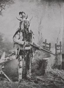 Stenig indian i krigsdräkt (s/v foto)