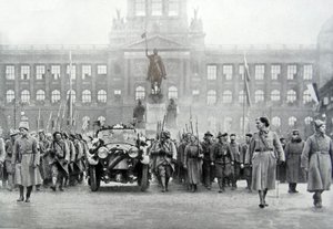 Tjeckiska trupper följer med president Thomas Masaryk i Prag, 25 december 1918 (s/v foto)
