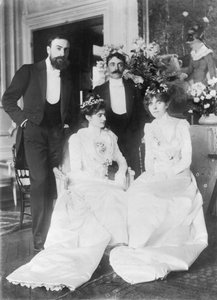 L-R: Ernest Rouart (1874-1942) och hans fru Julie Manet (1878-1967), Paul Valery (1871-1945) och hans fru Jeannie Gobillard (1877-1970), på dagen för deras äktenskap, maj 1900 (f/ w foto)