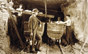 Gruvarbetare i en kaliumgruva, Alsace, ca. 1900 (s/v foto)