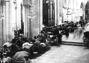 Människor tar sin tillflykt till Caen-katedralen, juli 1944 (s/v-foto) av Photographer French