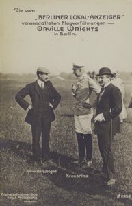 Amerikanska flygaren Orville Wright chattar med kronprins Wilhelm av Tyskland under ett besök i Berlin (s/v bild) av Photographer German