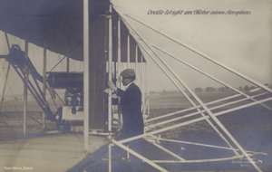 Amerikanska flygaren Orville Wright inspekterar motorn på sitt flygplan (s/v foto) av Photographer German